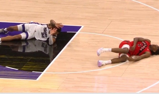 开云登录入口-危险动作！考德威尔倒地拉扯莫格博腿部致后者摔倒 被吹一级恶意